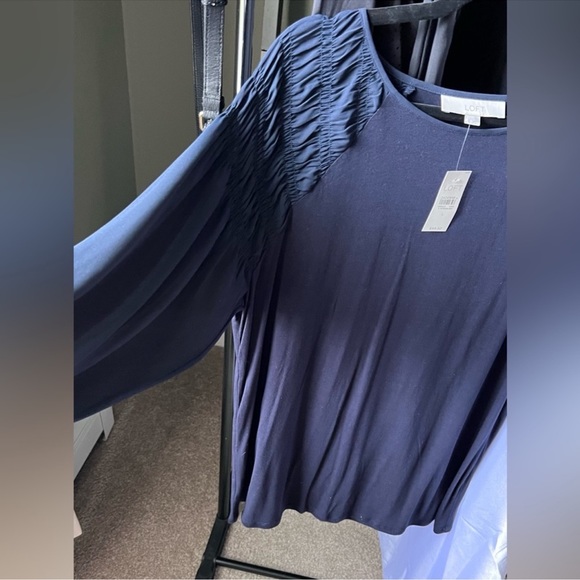 Ann Taylor LOFT Navy Blue, Shirred sleeve cotton body top. Size XL - Picture 2 of 9